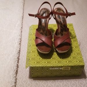 Gianni Bini platform sandal